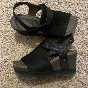 OTBT Waypoint, black leather wedge, sz 8 1/2. In great shape, last pic has info.